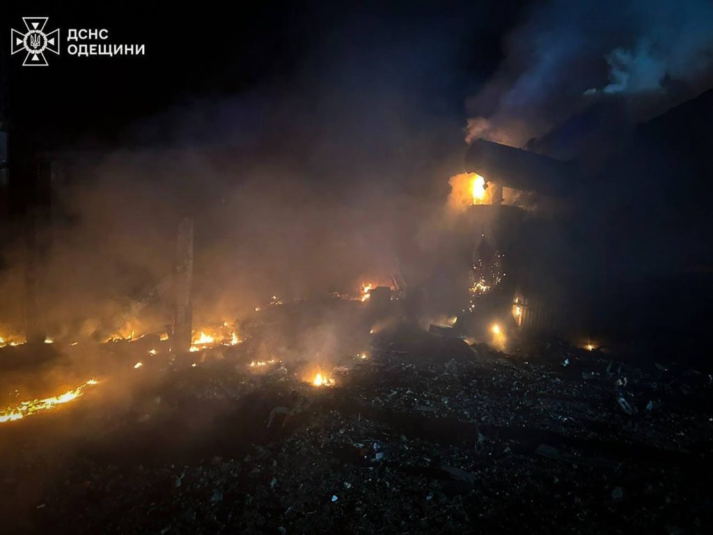 Atacuri rusești cu drone în Odesa: trei răniți și incendii.