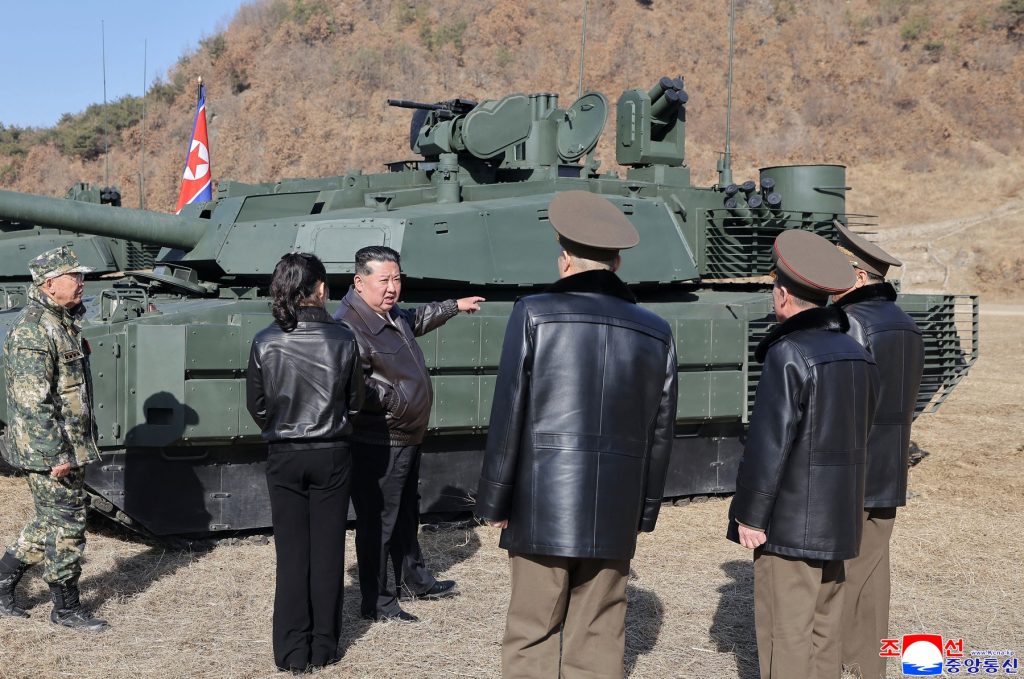 Kim Jong Un își prezintă fiica drept lider pe un tanc militar