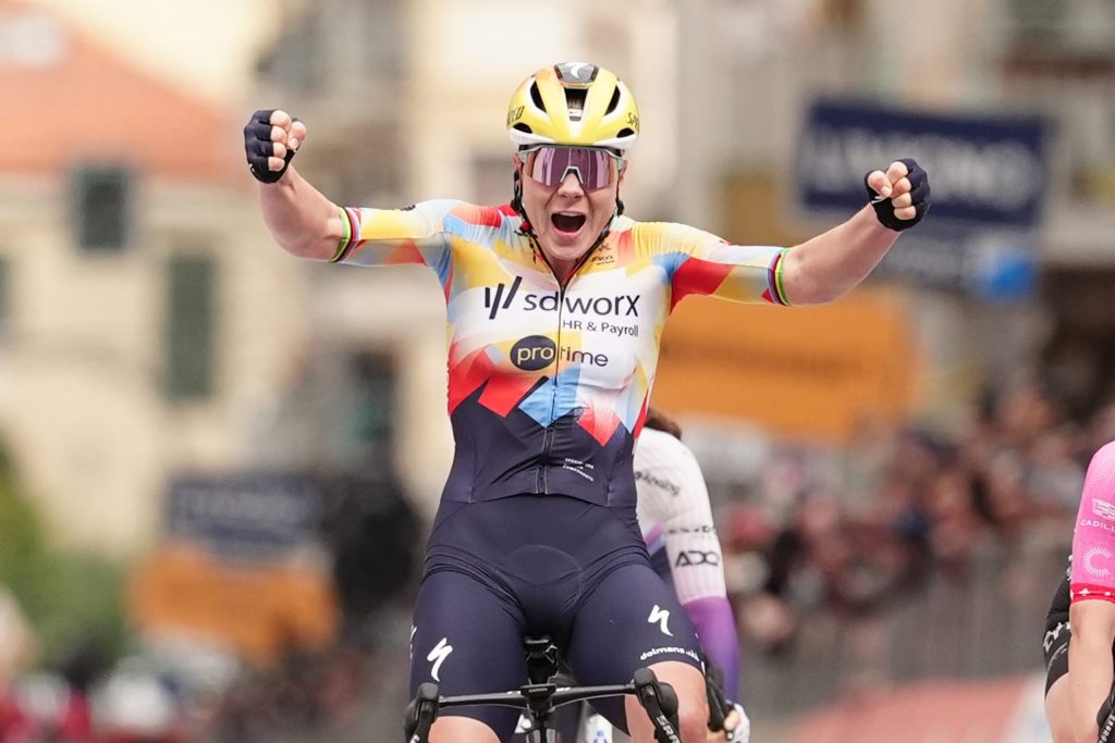 Lotte Kopecky câștigă Milano-San Remo după un accident violent