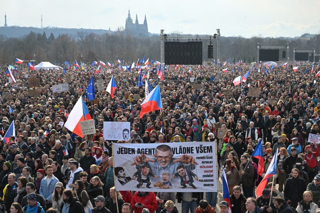 Zeci de mii de oameni protestează la Praga împotriva lui Babis