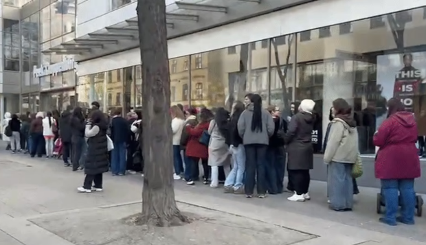 Coadă uriașă la Viena pentru magazinul cu 1.000 de pungi-surpriză de 334 euro