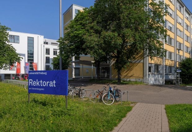 Cadru universitar filmează studente în baie 10 ani, 70 de victime în Germania