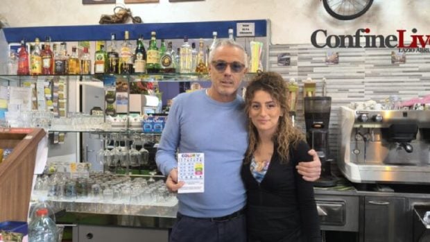 Româncă câștigă 500.000€ în Italia cu un bilet de loterie răzuit într-un bar