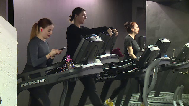 Sedentarismul lovește sănătatea și economia României: românii fug de sălile de fitness