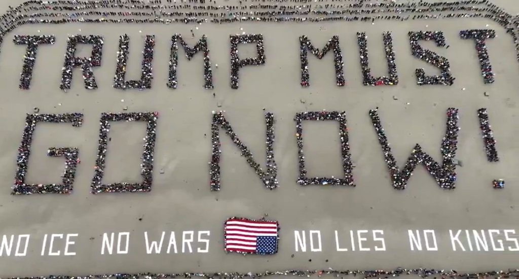 Mii de oameni formează un mesaj anti-Trump uriaș pe o plajă din California