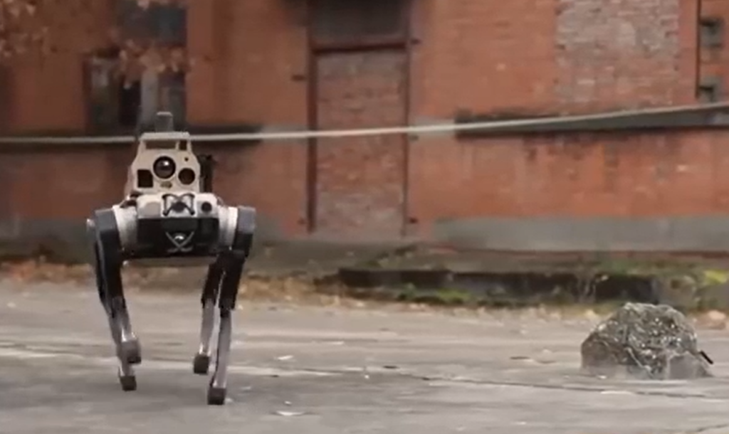 China testează roboți-câini autonomi, tip „haită de lupi”, pentru luptă