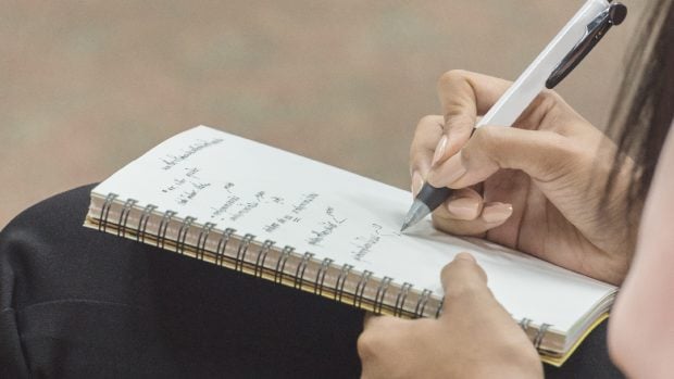 Profesoară cumpără caiete de 1 dolar pentru a combate copiatul cu ChatGPT