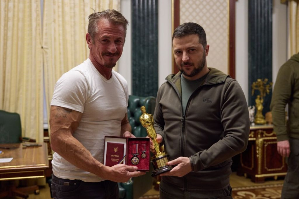 Sean Penn, în Ucraina pentru Zelenski, sare peste Gala Oscar 2026