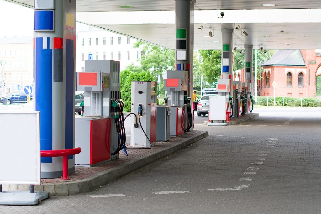 Criza carburanților se întoarce în Europa, România ezită să acționeze