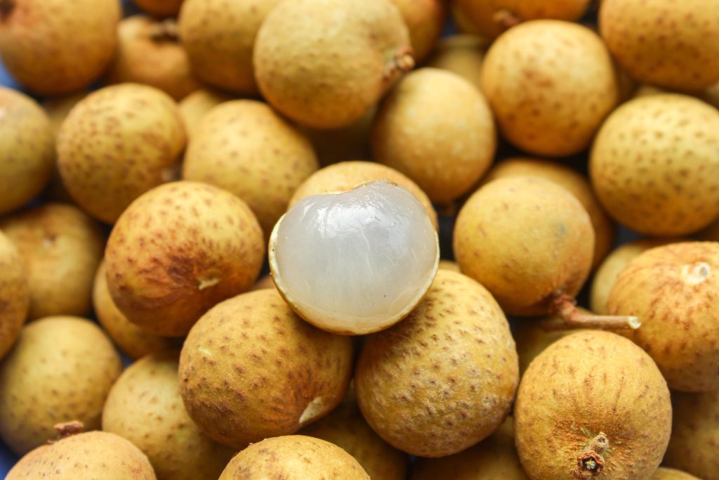 Descoperă secretul „ochiului dragonului” – un fruct exotic care te face să te bucuri de sănătate și de o aromă unică.