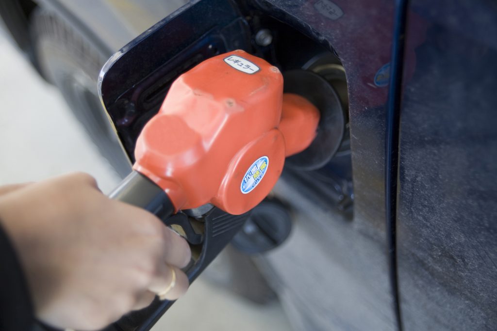 Prețurile carburanților cresc zilnic, Guvernul prelungește ajutorul pentru agricultură