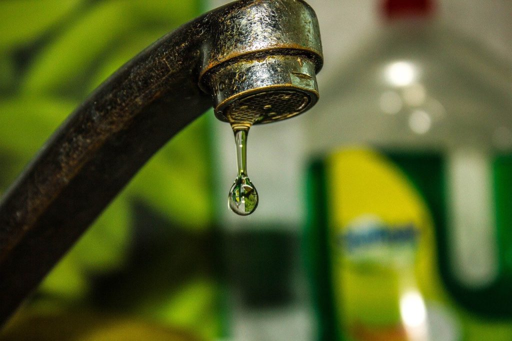 Bacterii și plumb peste limită, depistate în apa potabilă din localități din Alba
