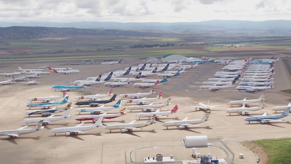 Avioane abandonate în deșert: Aeroport izolat, refugiu pentru flota oprită din cauza războiului