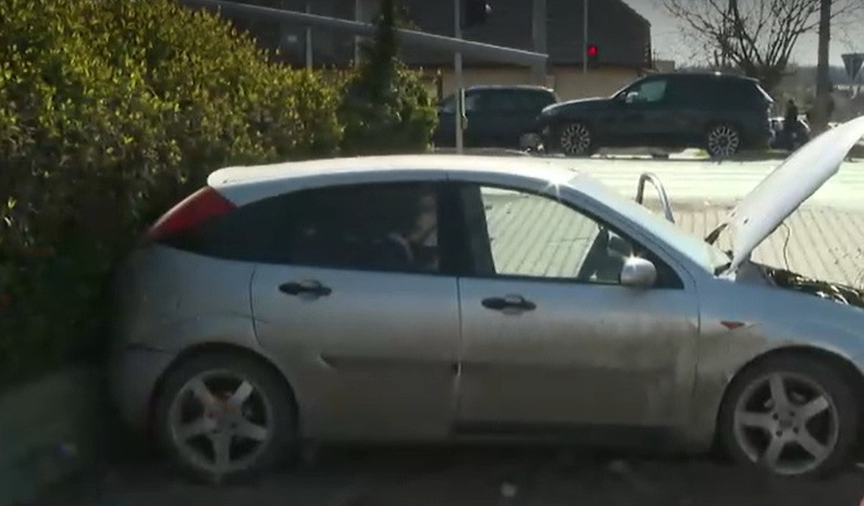 Grav accident în Timiș: două mașini se ciocnesc, una în gardul unei case