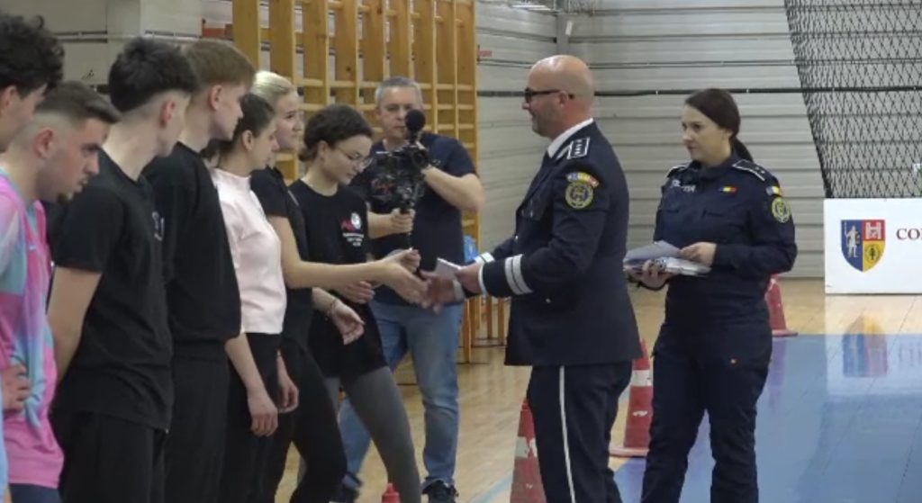 Elevii și studenții se luptă în probe de foc la ‘Polițist pentru o zi’ la Alba Iulia