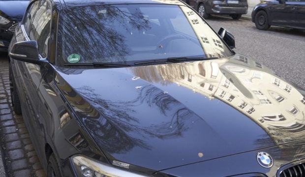 Șoferul luptă pentru bani de la dealer de mașini de lux din adăpostul pentru oamenii străzii din Viena
