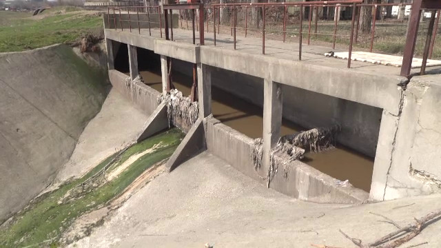 Substanțe chimice periculoase, deversate luni de zile într-un râu lângă Ploiești