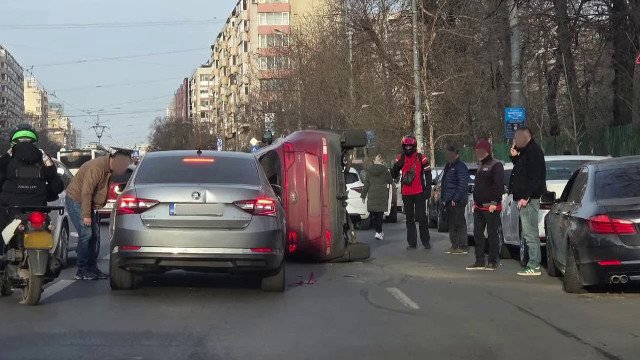 Mașină răsturnată pe Ștefan Cel Mare: o femeie rănită în București