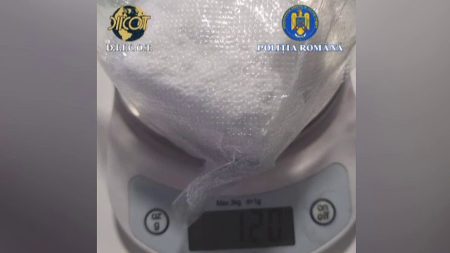 Droguri aruncate în grădină, captură record la Craiova