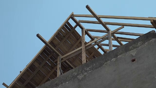Escrocherie cu acoperișuri în Ilfov: Zeci de oameni păcăliți de „meseriași