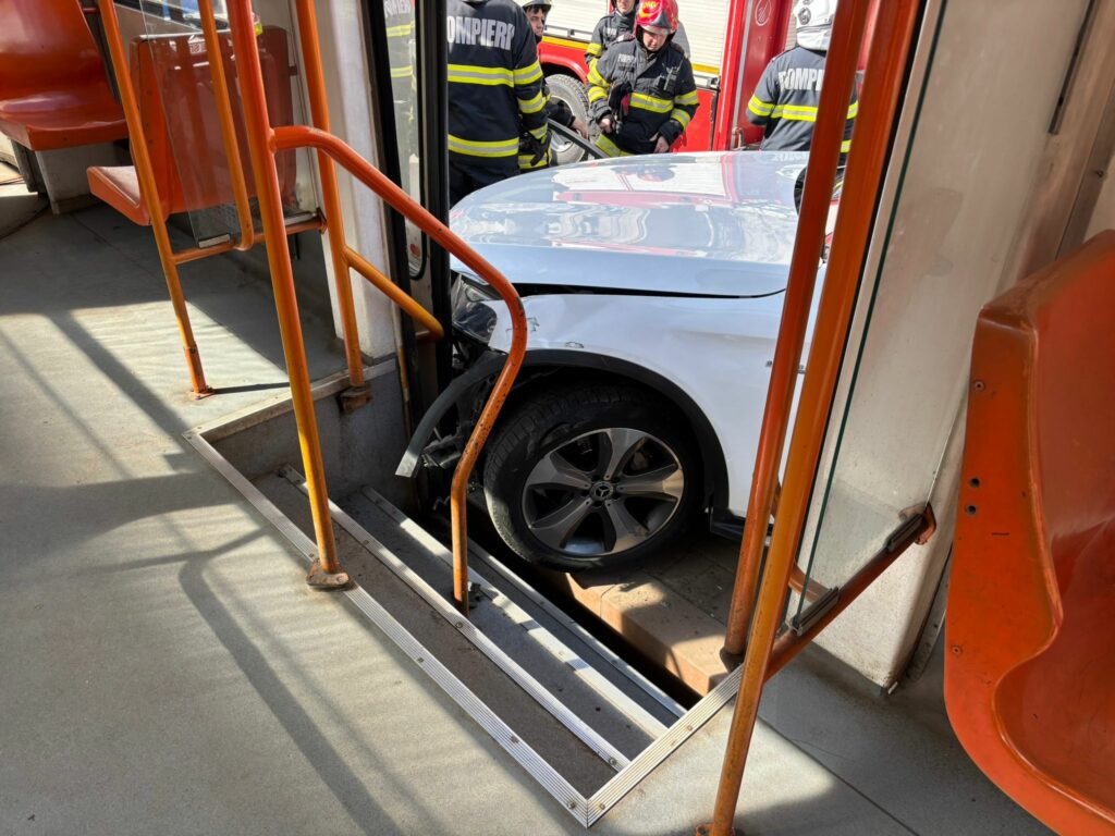 Mașină lovește pietoni și tramvai într-un refugiu, șoferul conduce în plin