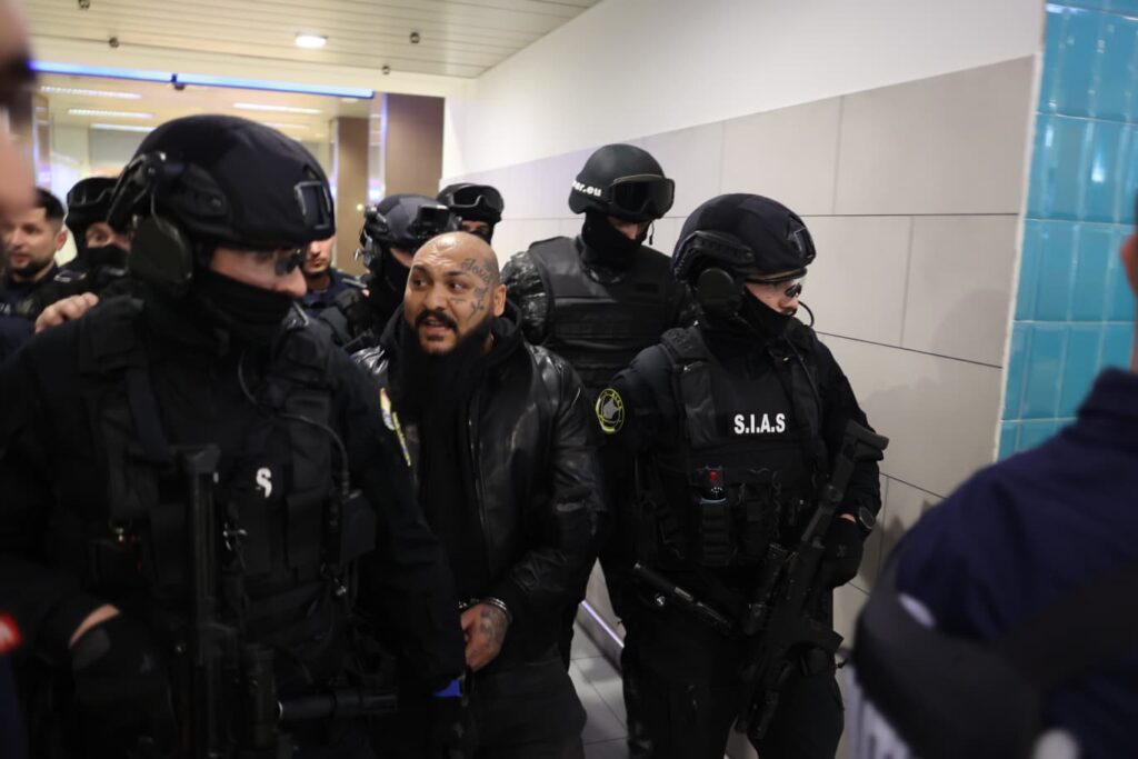 Dani Mocanu, adus în cătușe pe aeroportul Otopeni