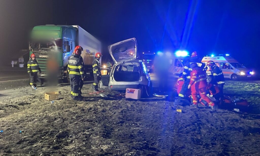Accident mortal: copil de 10 ani moare după coliziunea unei mașini cu un TIR încărcat cu paleți