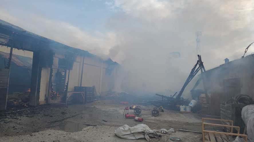 Incendiu devastator în Bacău: trei hale mistuite de flăcări, mesaj RO-ALERT