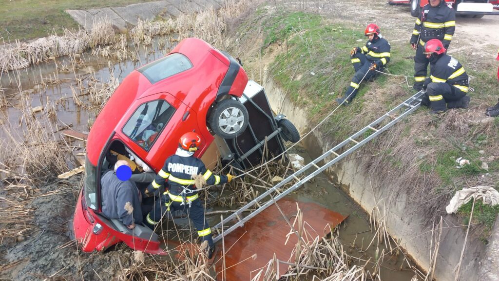 Mașină în canal: bărbat salvat lângă barajul Slăvitești, Vâlcea