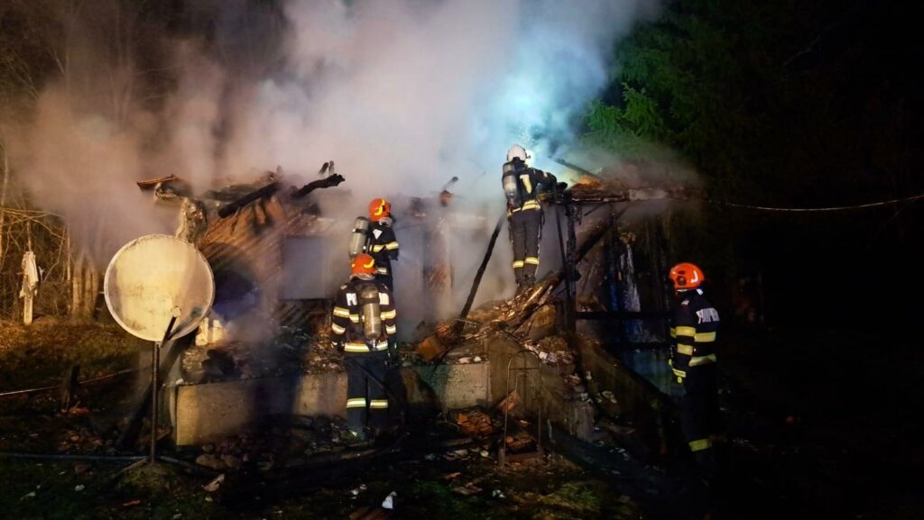 Bărbat găsit carbonizat într-o casă din Argeș, după un incendiu devastator
