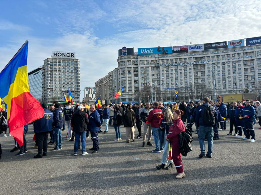 Minrii se ciocnesc cu jandarmii în fața Guvernului