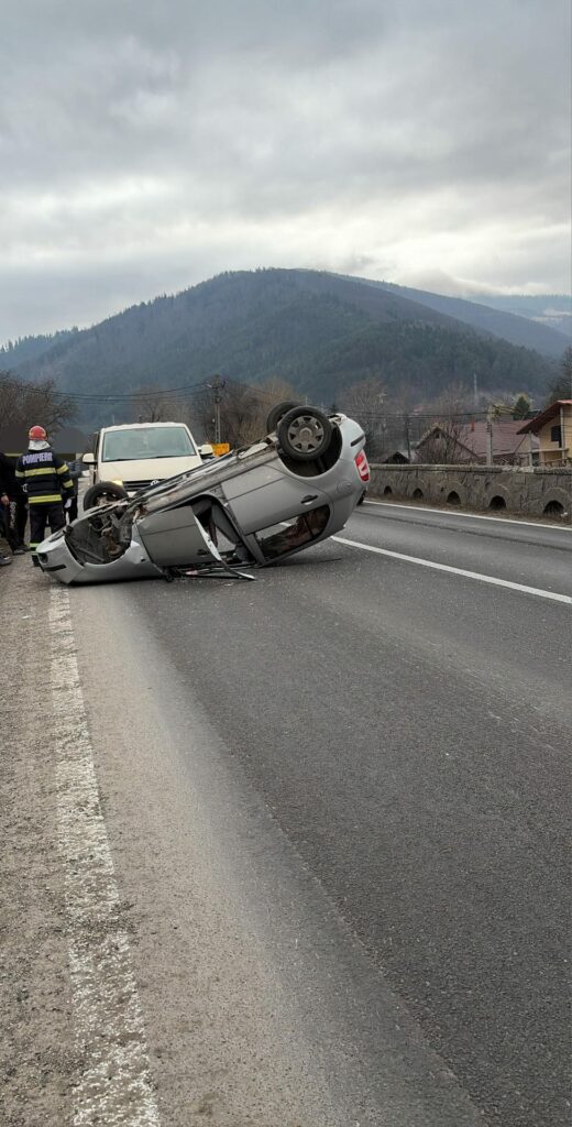 Mașină răsturnată într-o comună din Neamț: Șoferul, dus de urgență la spital