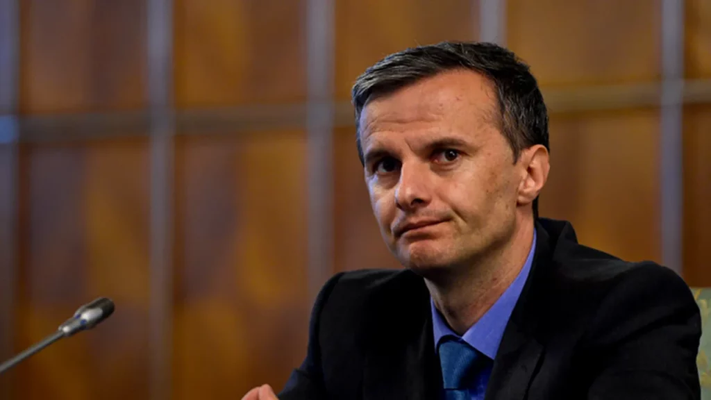 Socol: Vânzarea acţiunilor de stat, o chestiune de control şi deficit