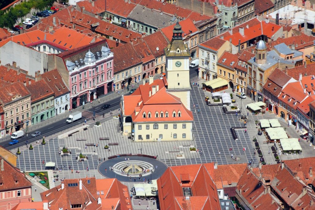 23 de migranți își spun povestea la o expoziție în Brașov