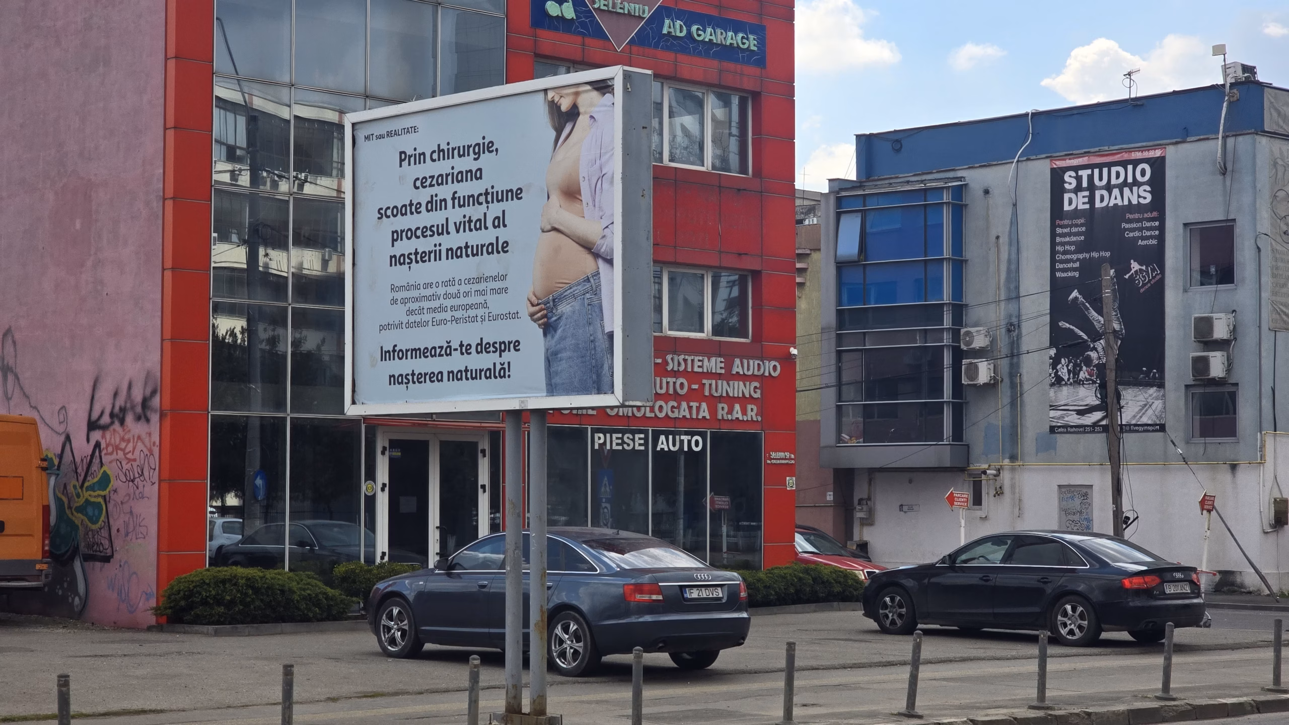 Afișele anticezariană din București dispar de pe toate panourile.