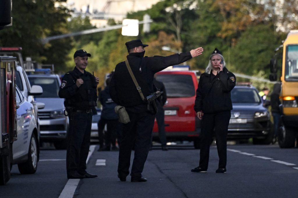 Doi poliţişti suspendaţi după atacul armat din Kiev, anchetaţi pentru fugă de la locul crimei