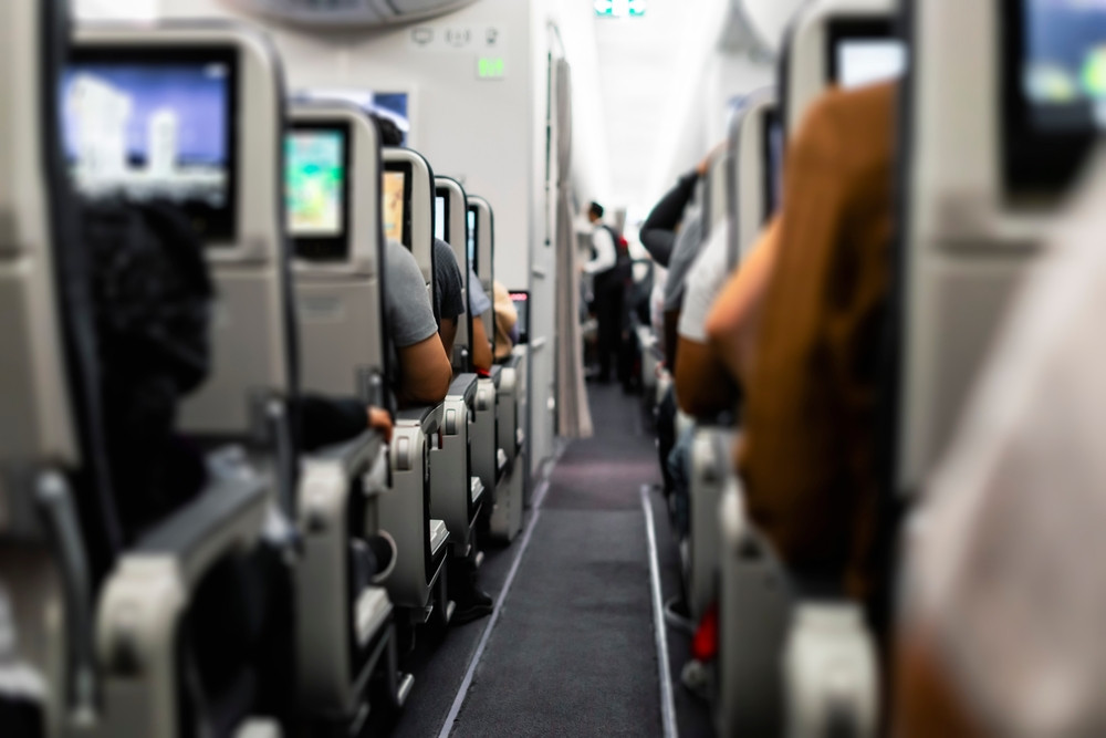 Bărbat beat pe avionul Madrid-Craiova: injurii și scandal la bord!