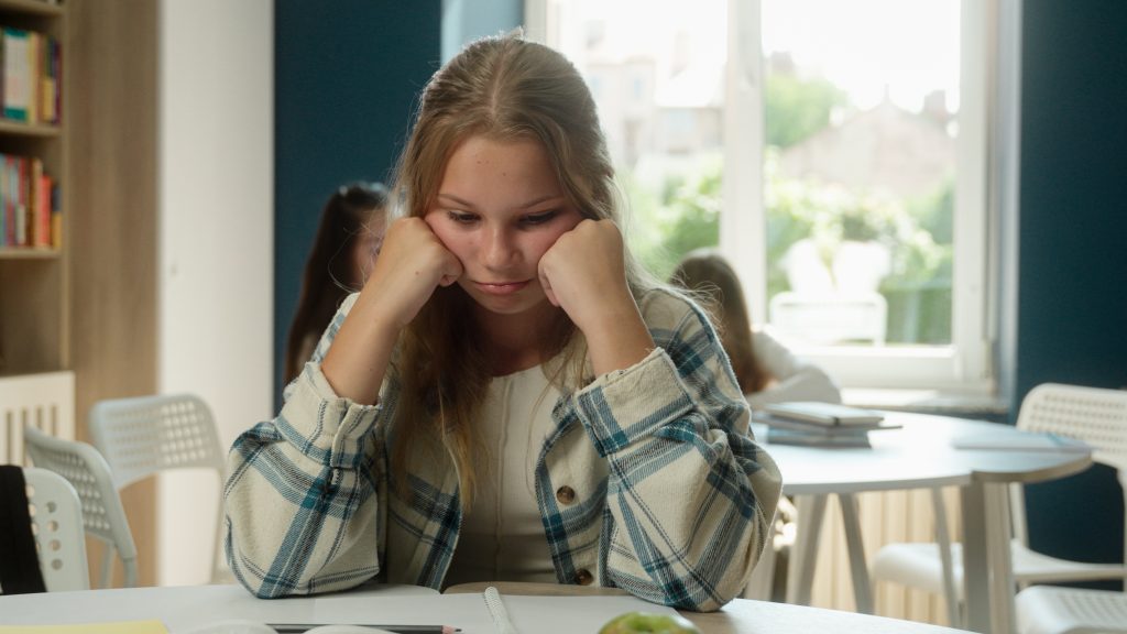 Profesoară din Italia, sancționată pentru că a tăiat părul a două eleve.