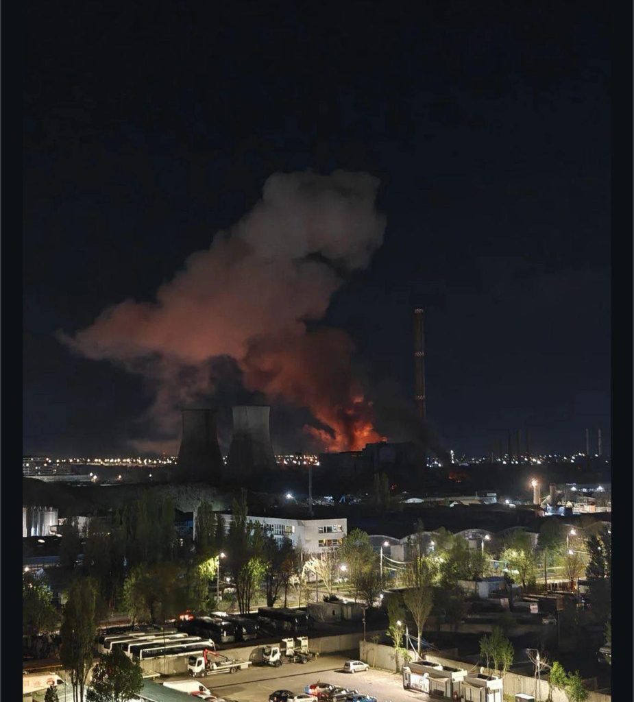 Incendiu masiv în vestul Bucureștiului: 30 tone de ulei în flăcări, avertisment de la Raed Arafat