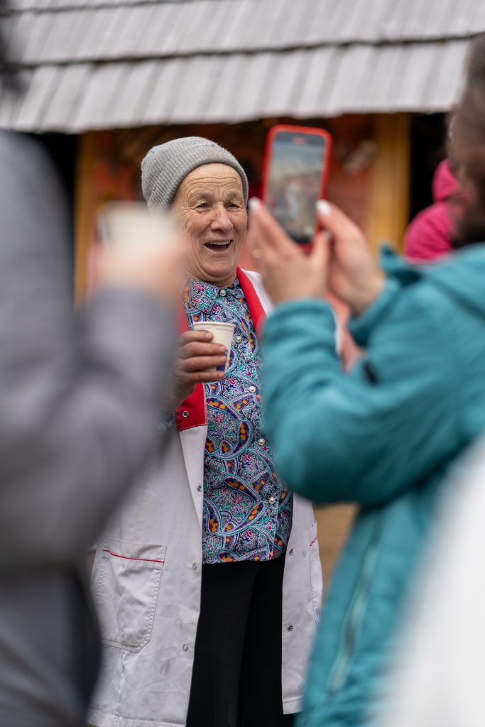 Maria Hoadrea, bunica care hrănește turiștii în Țara Colibelor din Sibiu