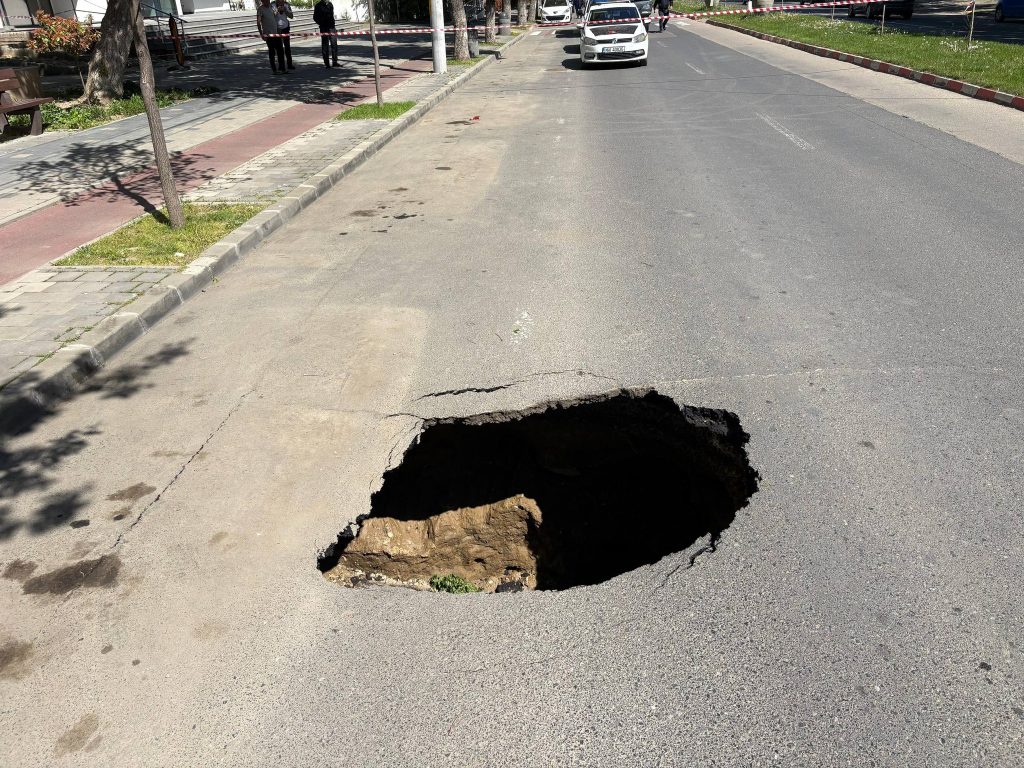 Gaură imensă pe Bulevardul Unirii din Slobozia, traficul blocat