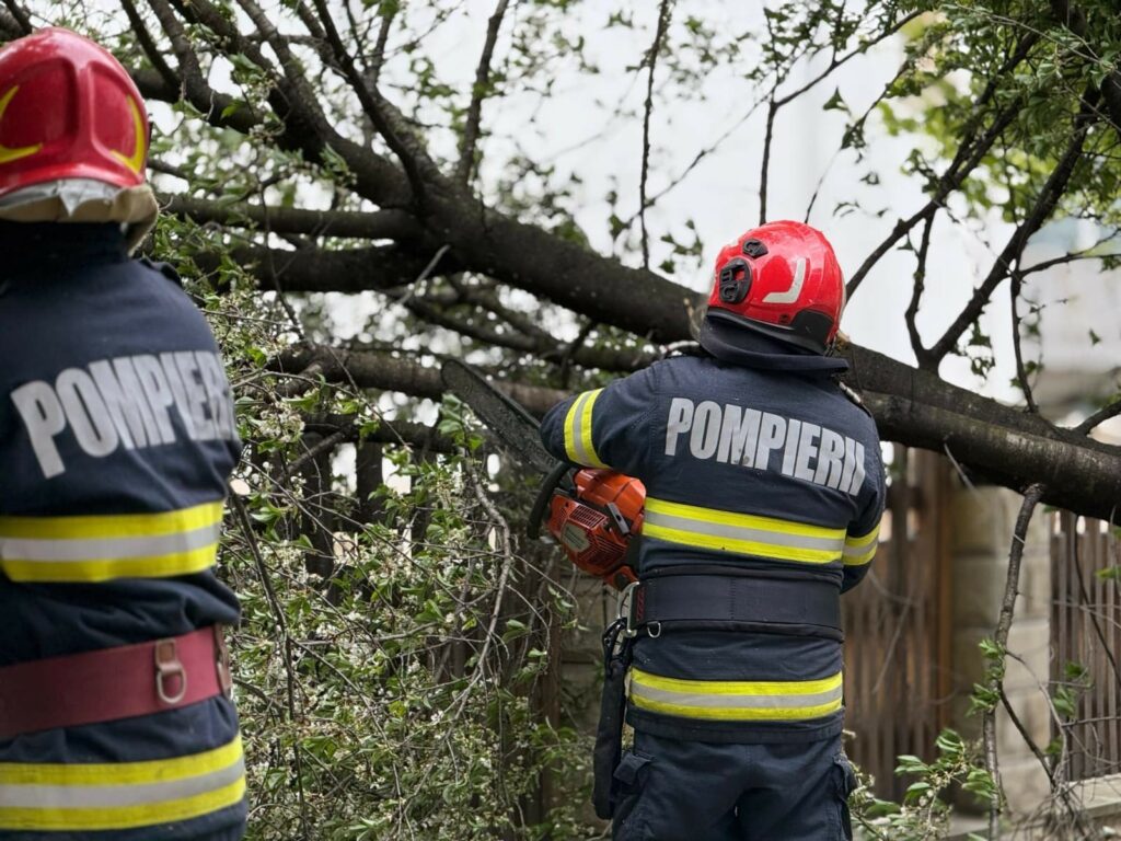 Un mort și zeci de localități afectate de vremea severă, bilanț IGSU