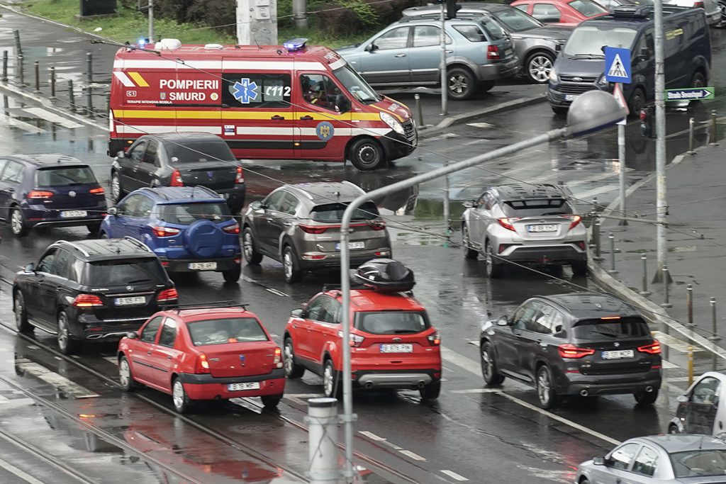 USR cere șoferilor să cedeze ambulanțelor și mașinilor de pompieri: „Fiecare minut contează!