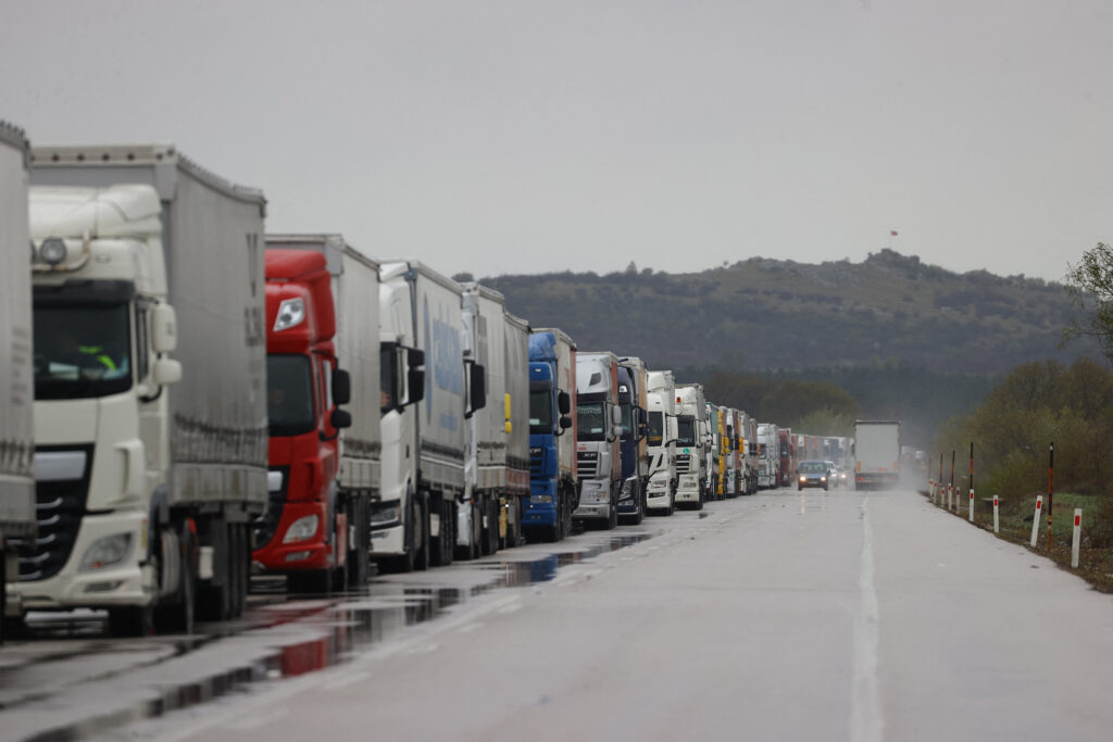 Transportatorii români, atenționați: Slovenia impune restricții pentru camioane