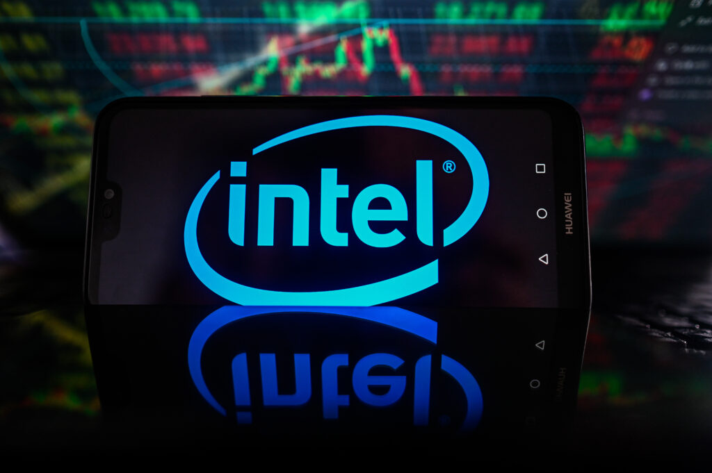 Acțiunile Intel ating nivel record datorită cererii de procesoare AI