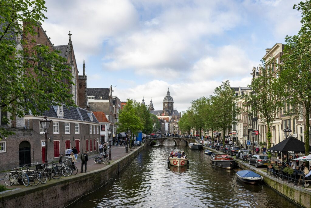 Sărbătoare în stradă la Amsterdam: mii de olandezi pe străzi de Ziua Regelui