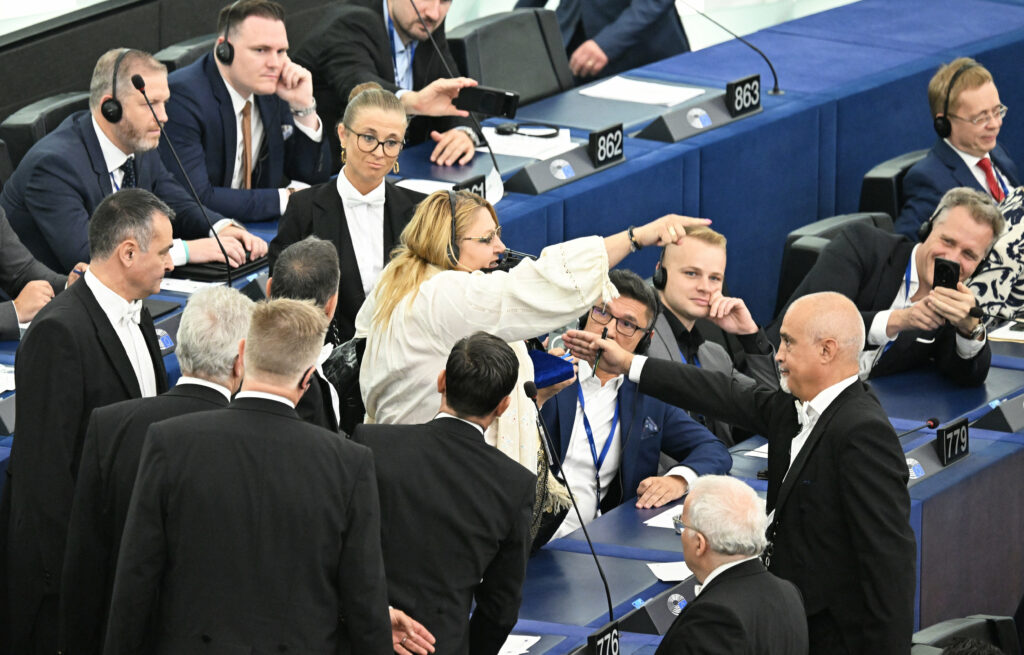 UE votează azi ridicarea imunității Dianei Șoșoacă în Parlamentul European