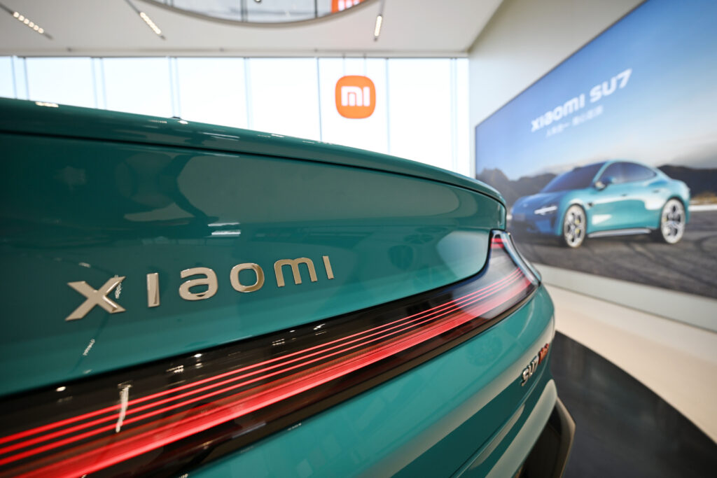 Xiaomi lansează ofensiva pe piața europeană de vehicule electrice de lux, concurând cu Tesla