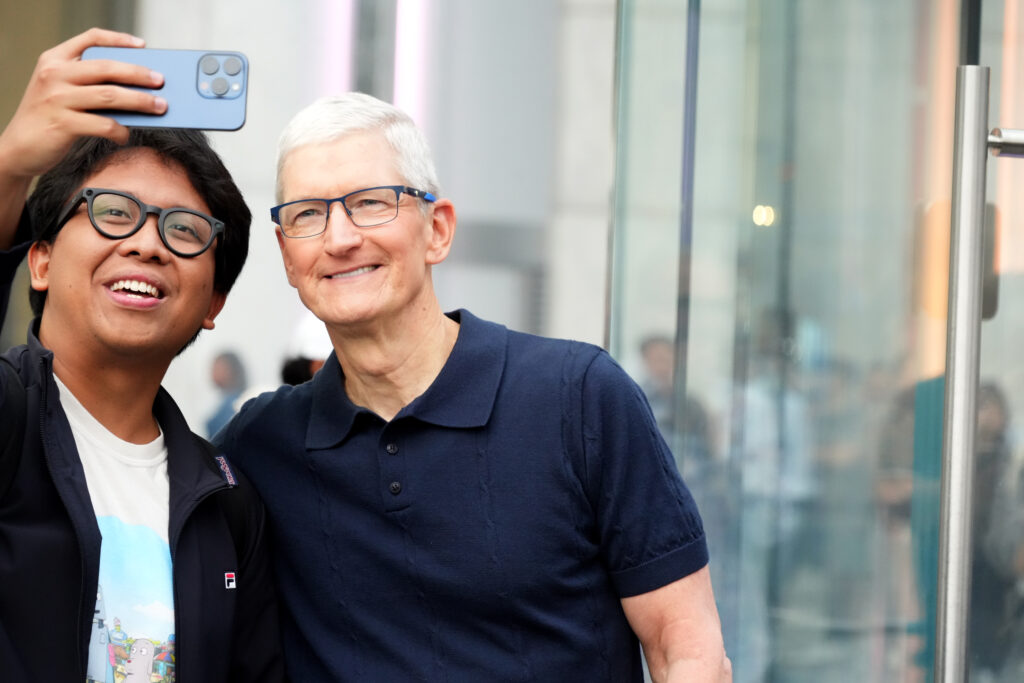 Tim Cook se retrage de la Apple: schimbare în conducere din septembrie