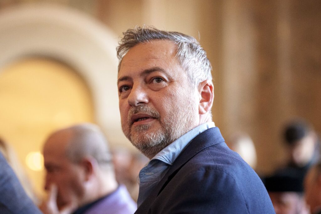 PSD: Liderul care a strâns mâna AUR pentru moțiune, lăudat de Bolojan